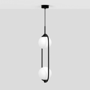 Czarna lampa wisząca z 2 białymi kloszami wewnatrz