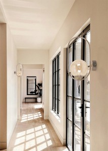 Złoty kinkiet ścienny z bursztynowym kloszem wewnatrz