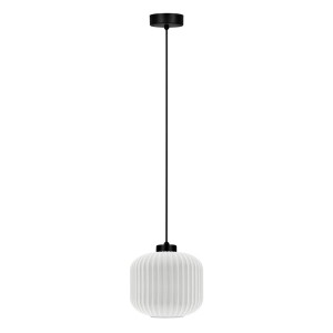 Czarna lampa sufitowa wiszacą białymi ryflowanymi kloszami