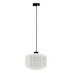 Czarna lampa sufitowa wiszacą białymi ryflowanymi kloszami