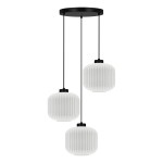 Czarna lampa sufitowa wiszacą z trzema białymi ryflowanymi kloszami