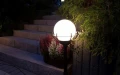Klasyczna-lampa-zewnetrzna-do-ogrodu-na-taras-schody-mleczna-kula-72-cm-Marka-Su-ma.jpg