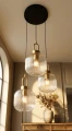 lampa-zlota-czarna-ryflowany-klosz-lemidio-pl-do-salonu-nad-stolik-kawowy.jpeg