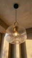 lampa-wiszaca-nad-wyspe-stol-jadalniany-lemidio-pl-ryflowany-klosz-do-kuchni.jpeg
