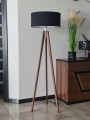 Lampa na zamówienie. Lampa podłogowa 150 cm stojąca TROJNÓG, ABAŻUR i drewniane nogi. Różne kolory do wyboru. Stwórz własną lampę. Wnętrze. Lampa stoi przy komodzie. [4]
